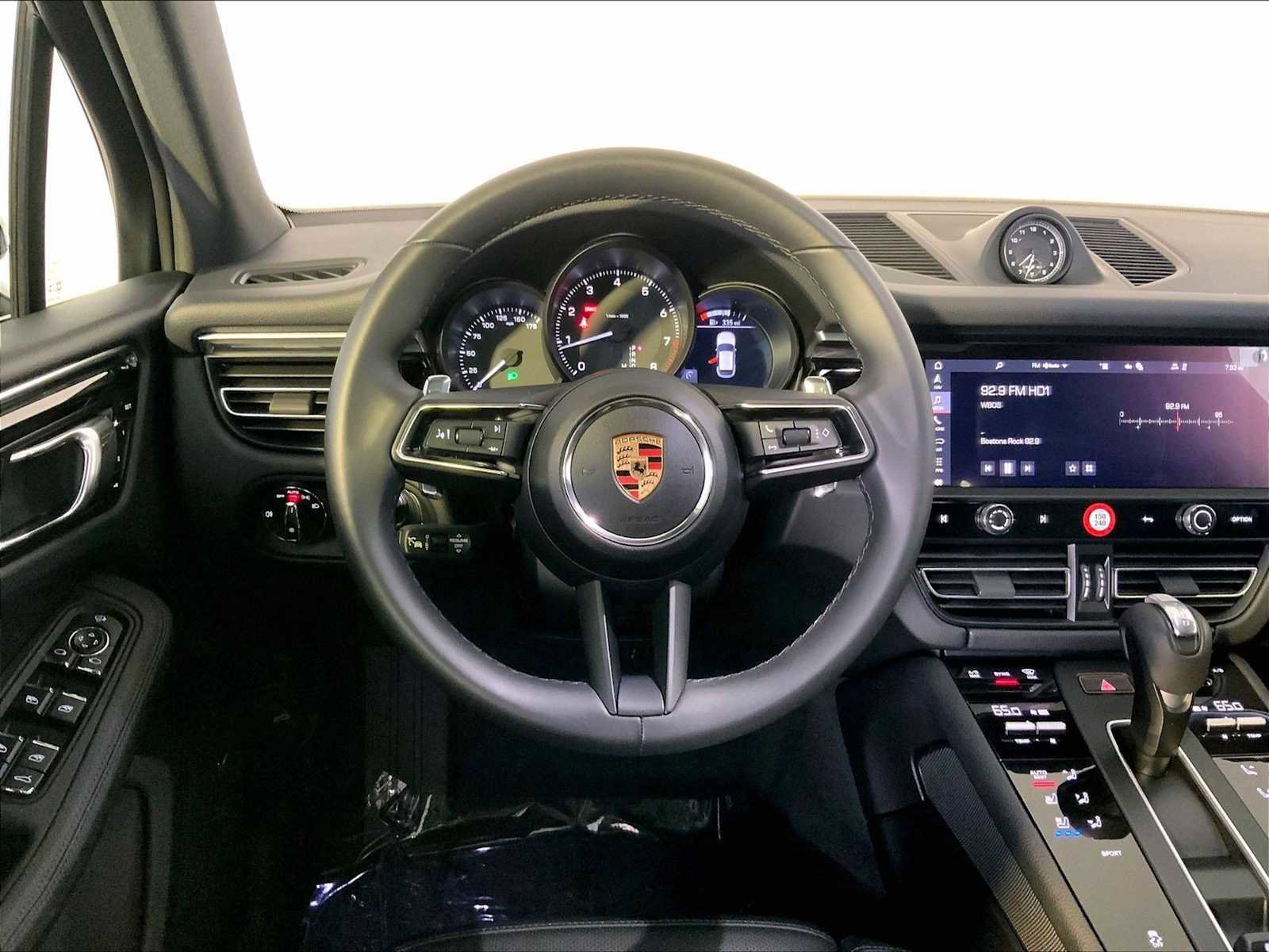 Certified 2025 Porsche Macan image 15