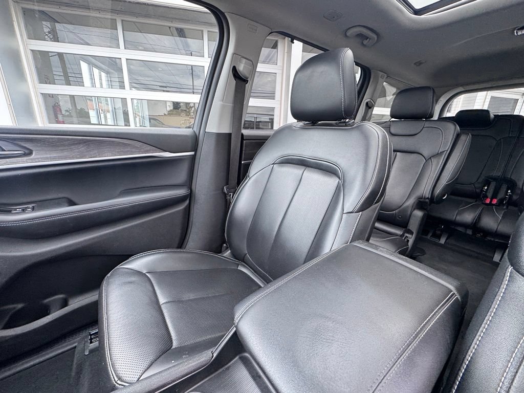 Used 2024 Jeep Grand Cherokee L Limited w/ Luxury Tech Group II AWD/4WD image 19