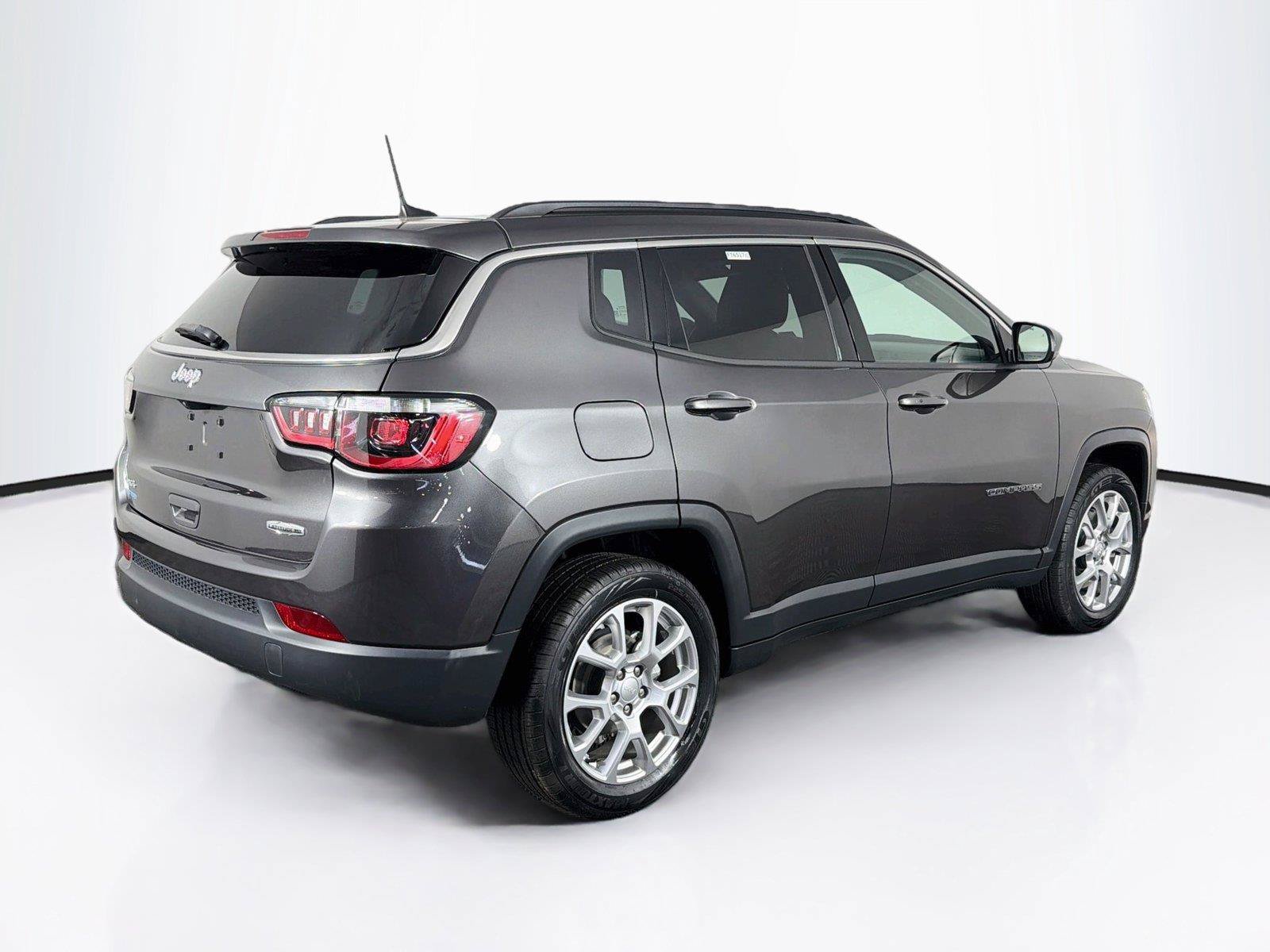 Used 2023 Jeep Compass Latitude AWD/4WD image 11
