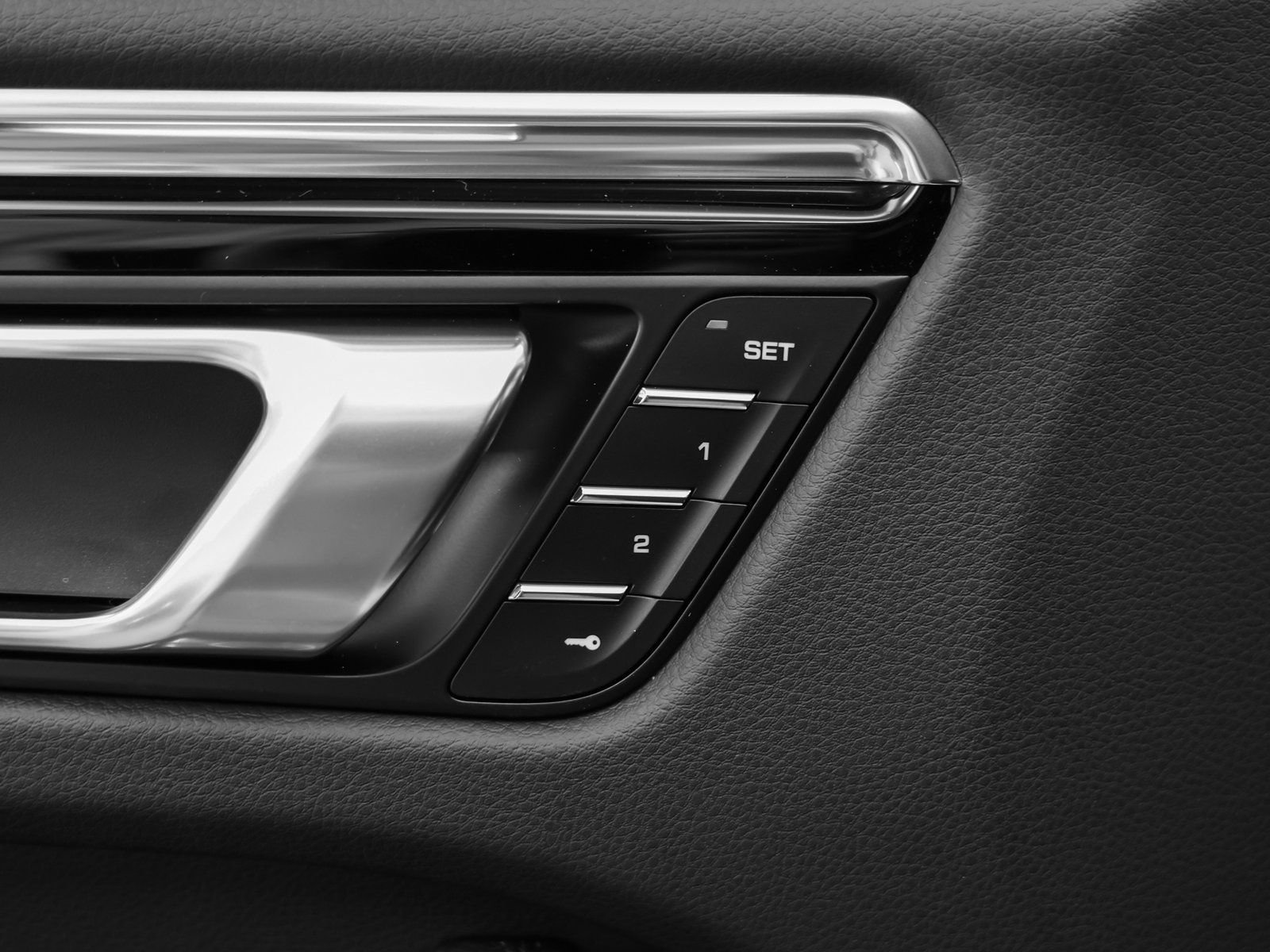 Certified 2025 Porsche Macan AWD/4WD image 27