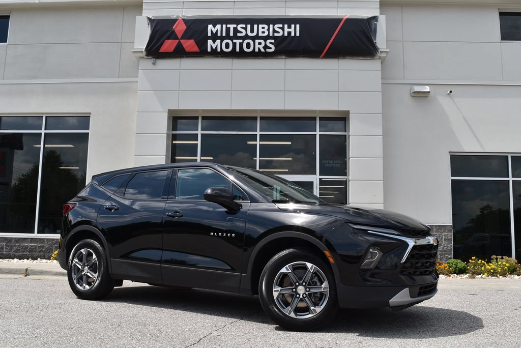 Used 2025 Chevrolet Blazer LT FWD image 1