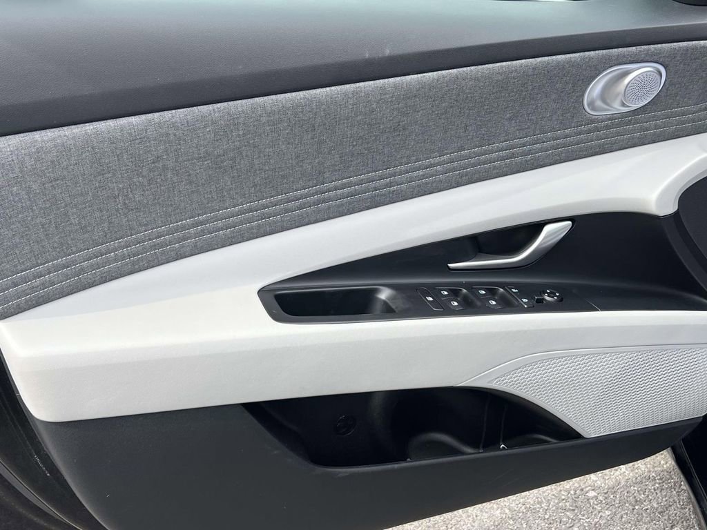 Certified 2025 Hyundai Elantra Limited image 16