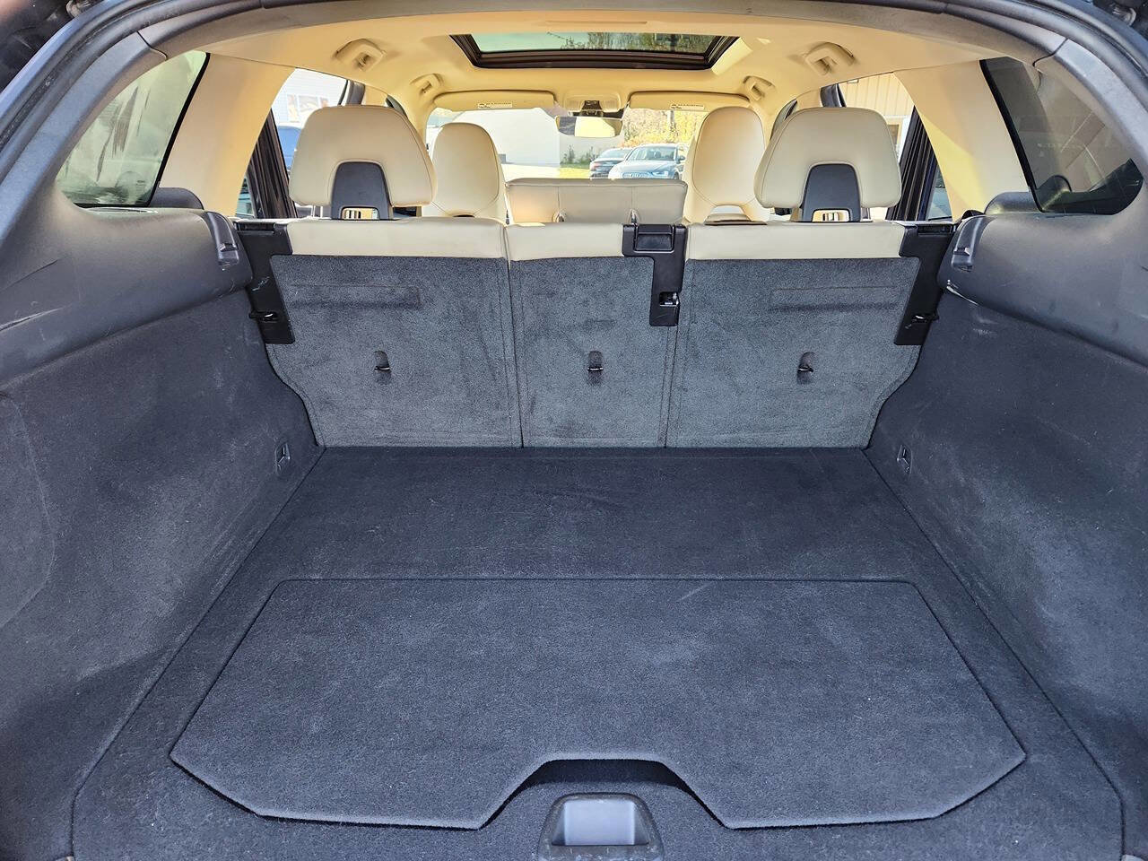 Used 2016 Volvo XC60 T5 Premier w/ Proximity Package image 4