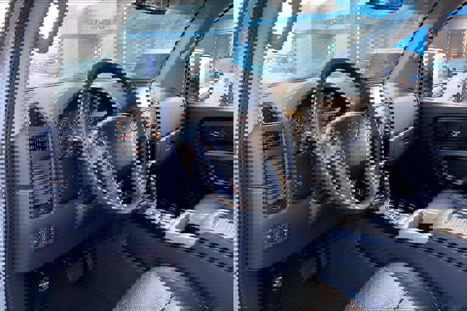 Used 2015 Nissan Titan SL w/ SL Moonroof Package image 17