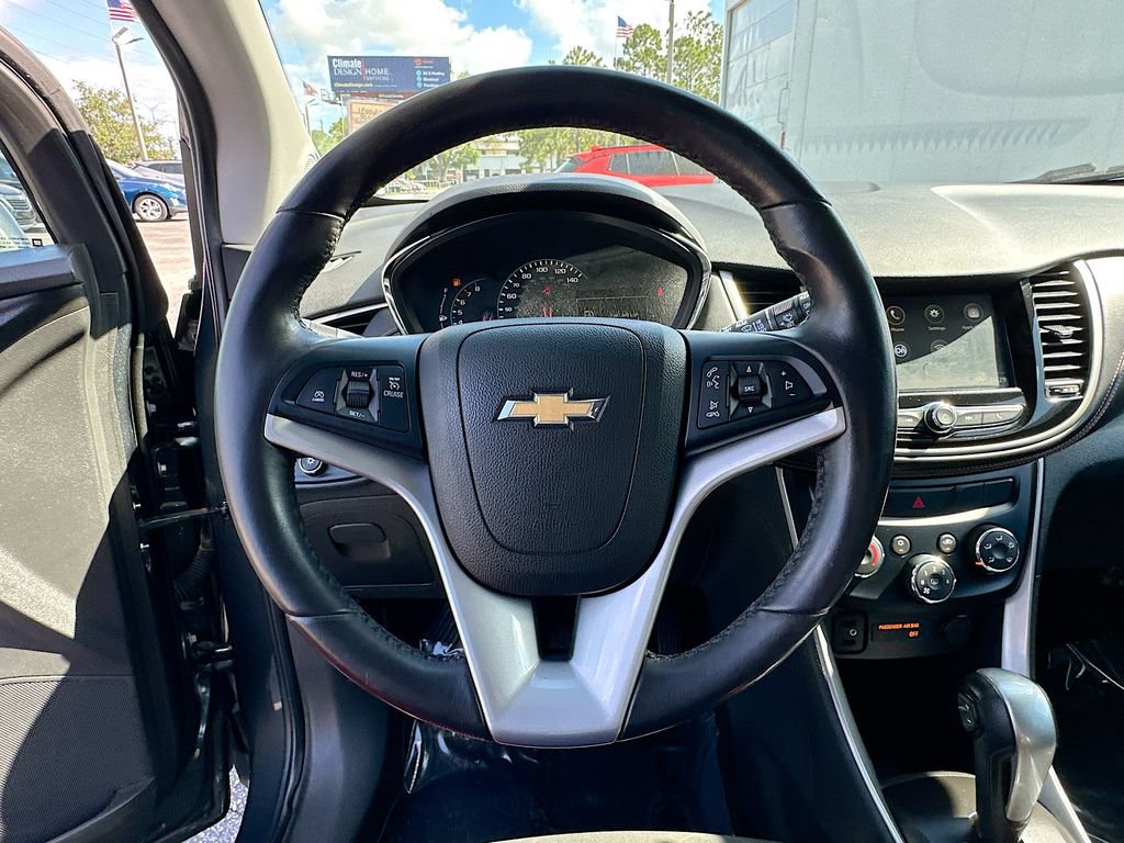 Used 2018 Chevrolet Trax LT w/ LT Convenience Package FWD image 11