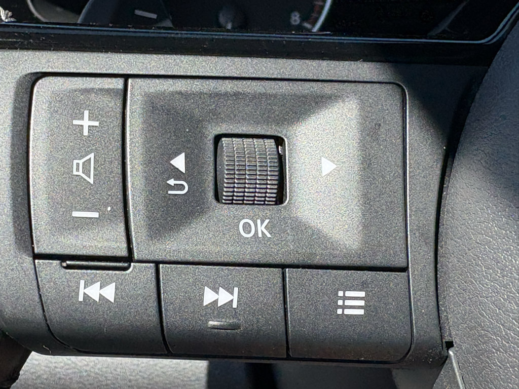 Used 2025 Nissan Pathfinder SL FWD image 17