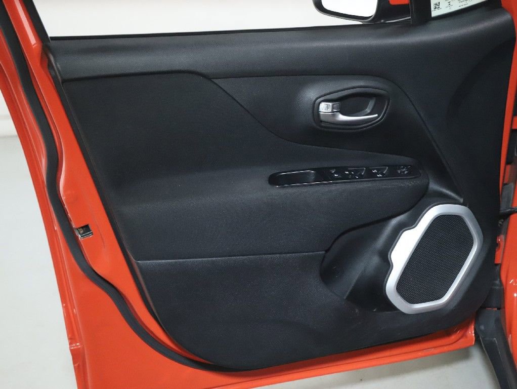 Used 2018 Jeep Renegade Latitude FWD image 16