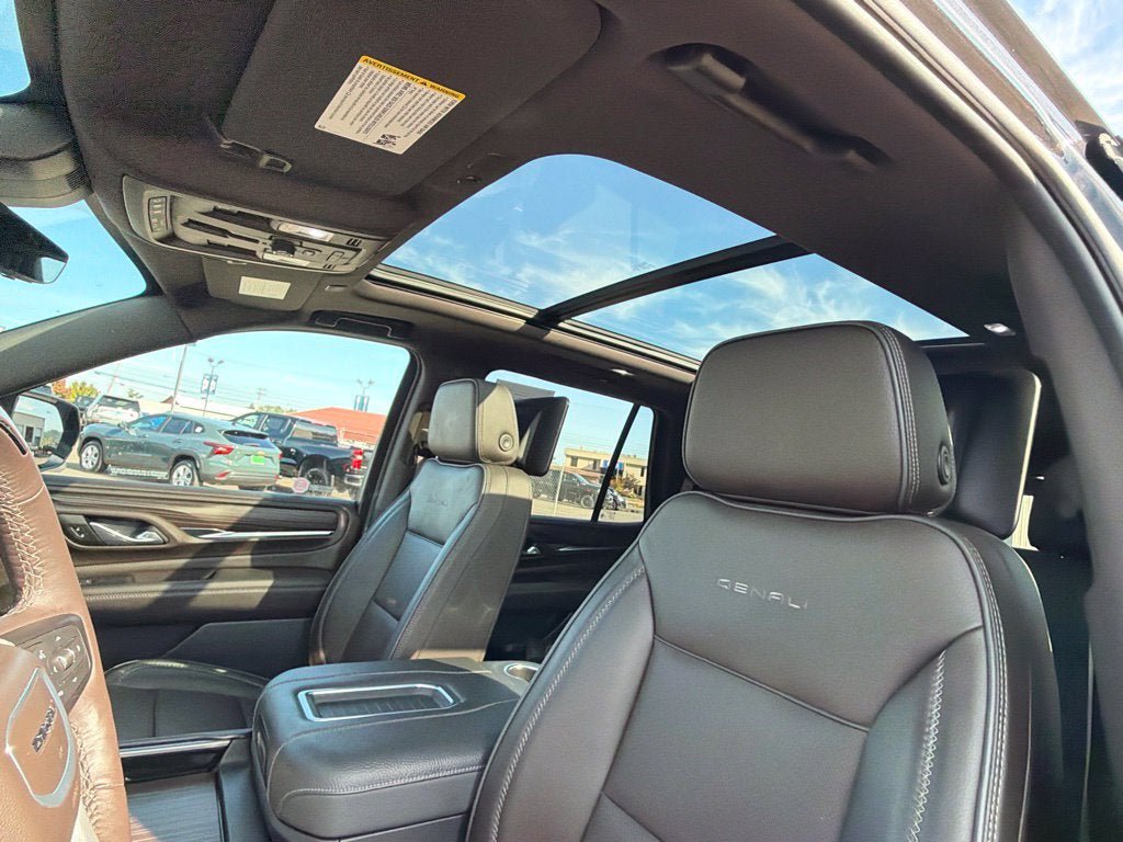 Used 2024 GMC Yukon Denali w/ Advanced Technology Package AWD/4WD image 17