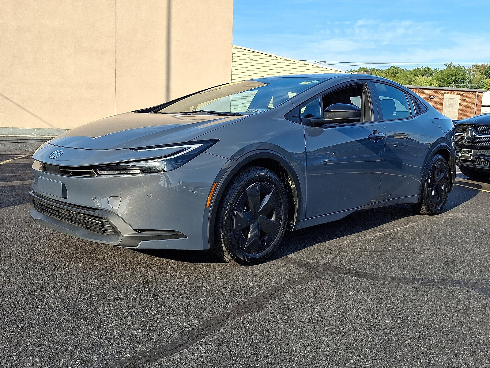 Used 2025 Toyota Prius LE FWD image 1