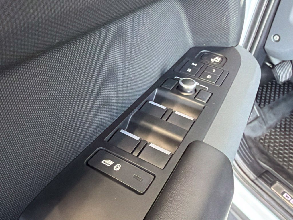 Used 2022 Land Rover Defender 110 X-Dynamic HSE AWD/4WD image 19
