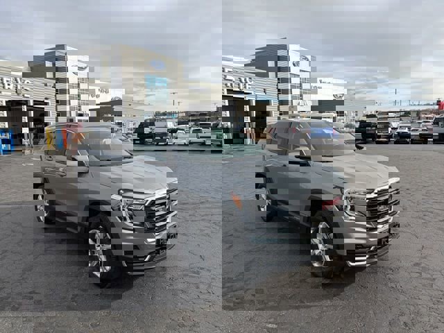 Used 2024 GMC Terrain SLE image 1