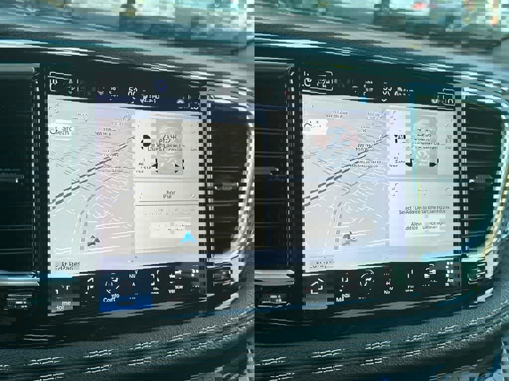 Used 2024 Chrysler Pacifica Premium image 18