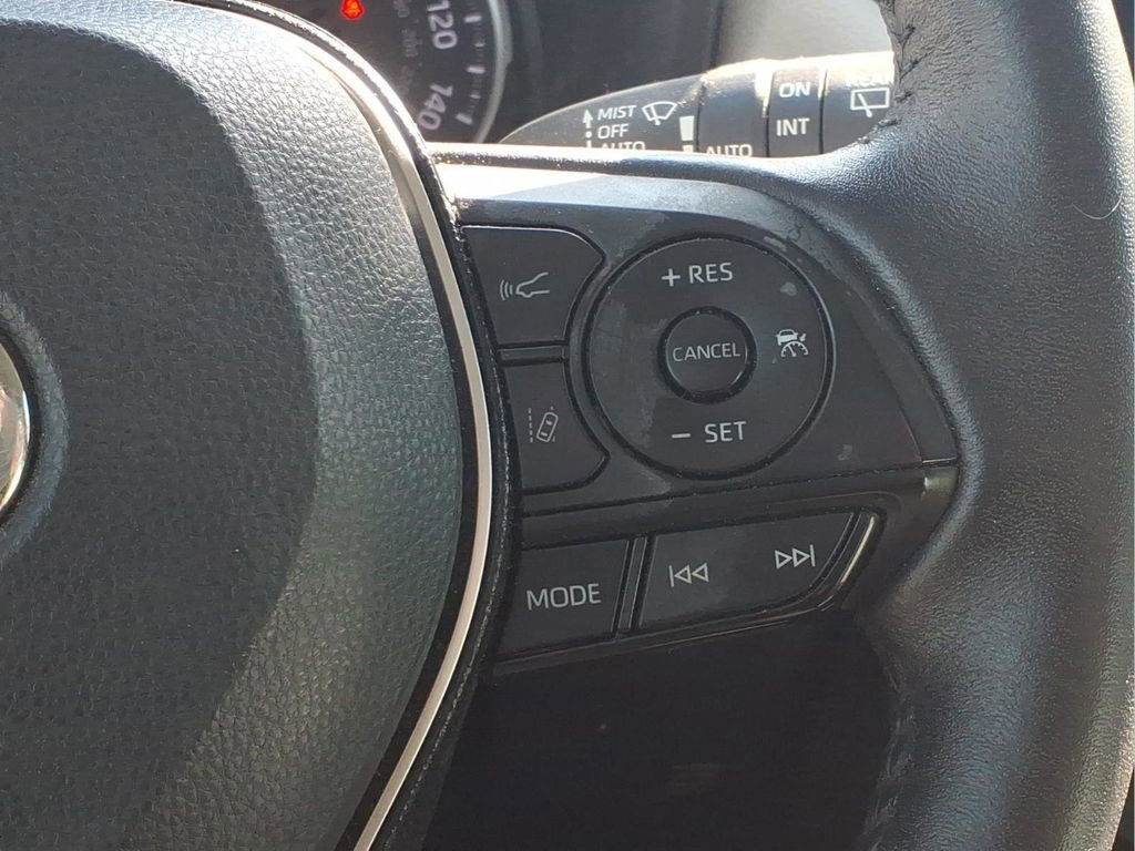 Used 2021 Toyota RAV4 XLE Premium image 16