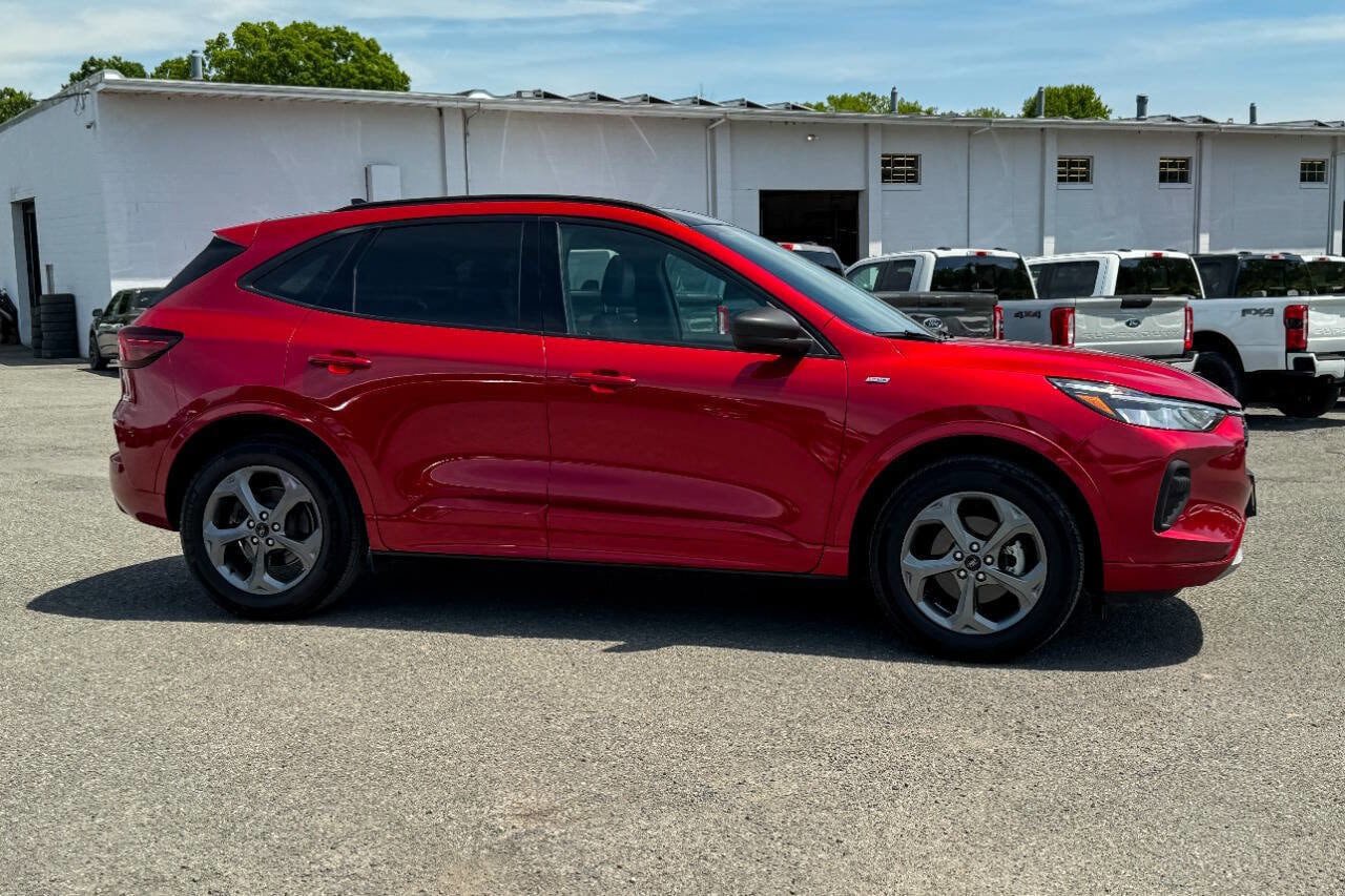 Used 2023 Ford Escape ST-Line w/ Tech Pack #1 AWD/4WD image 2
