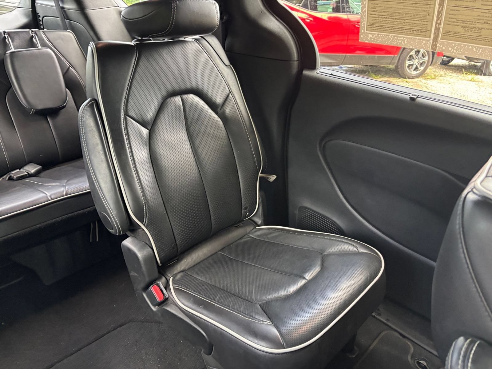 Used 2025 Chrysler Pacifica Limited FWD image 41