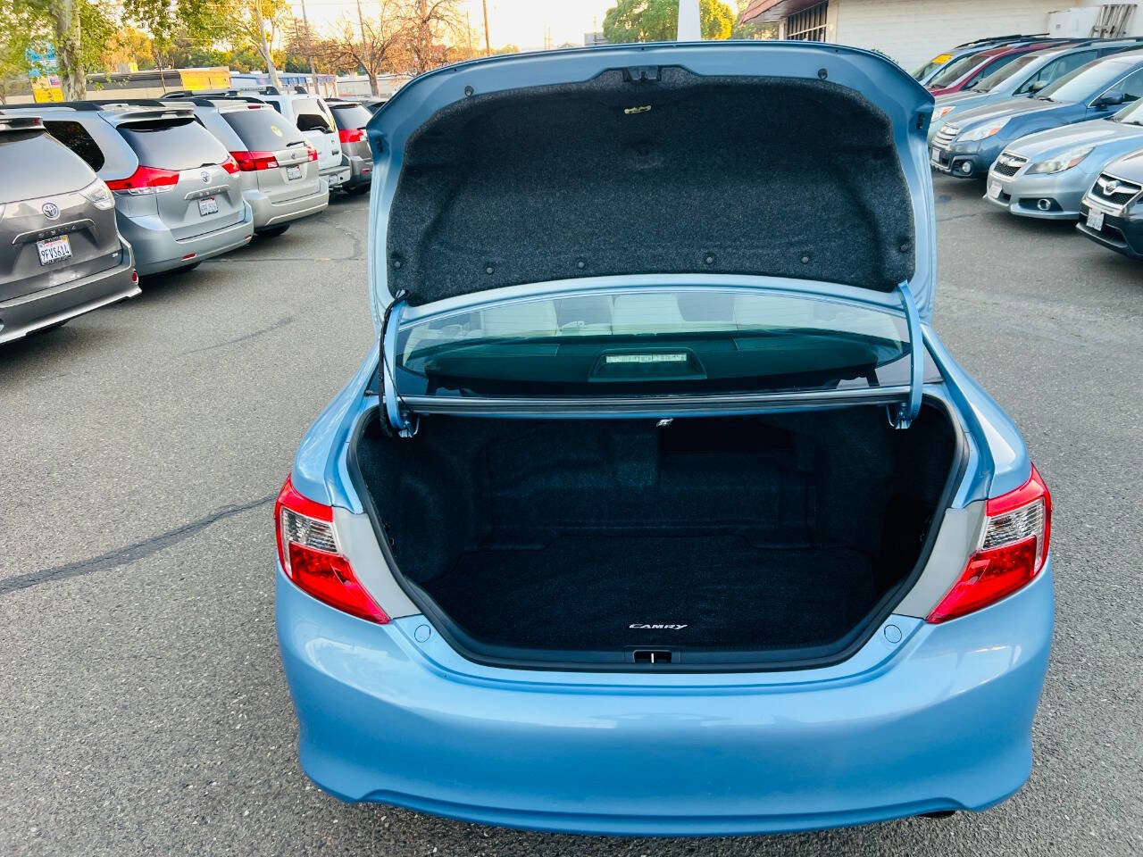 Used 2012 Toyota Camry XLE w/ Convenience Pkg image 9