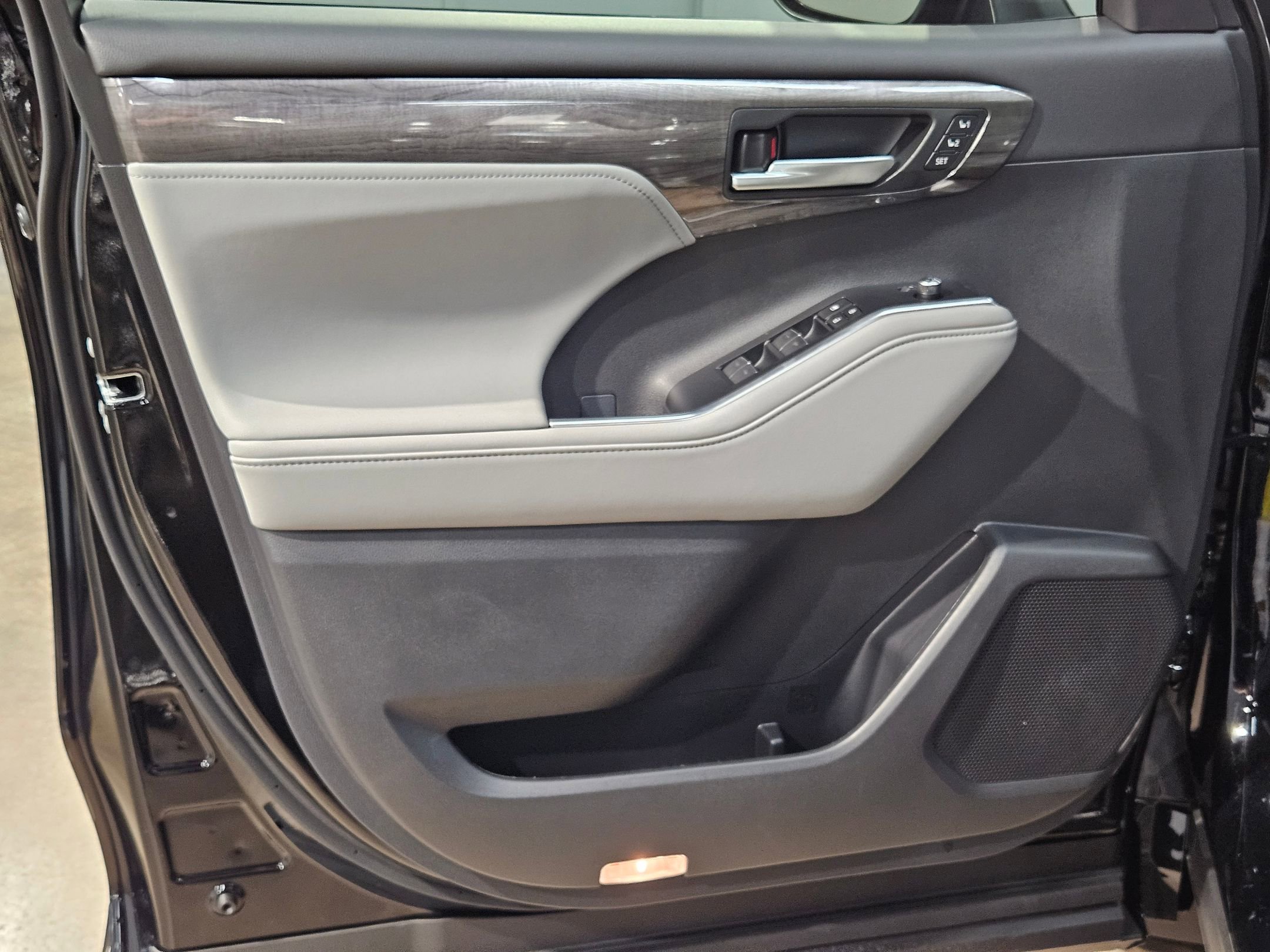 New 2026 Toyota Highlander Platinum AWD/4WD image 11