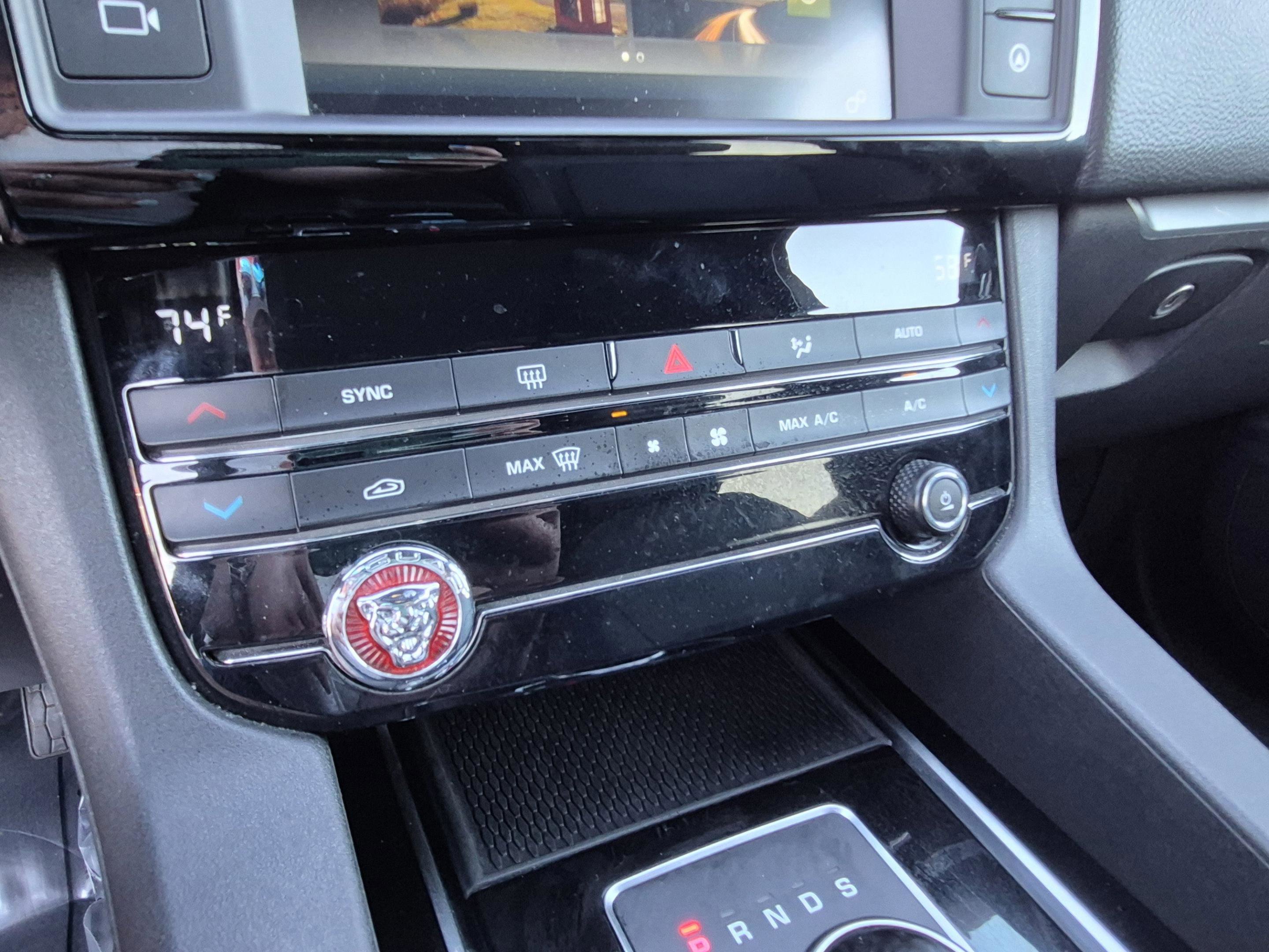 Used 2018 Jaguar F-PACE Premium AWD/4WD image 25