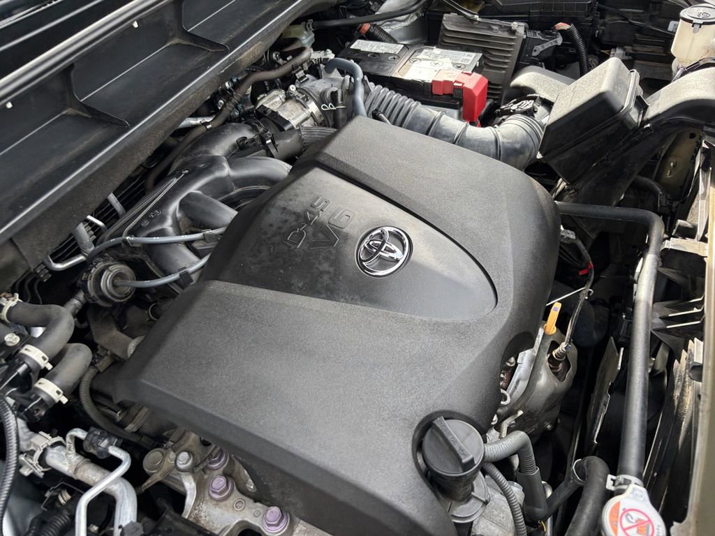 Used 2022 Toyota Highlander XLE AWD/4WD image 29