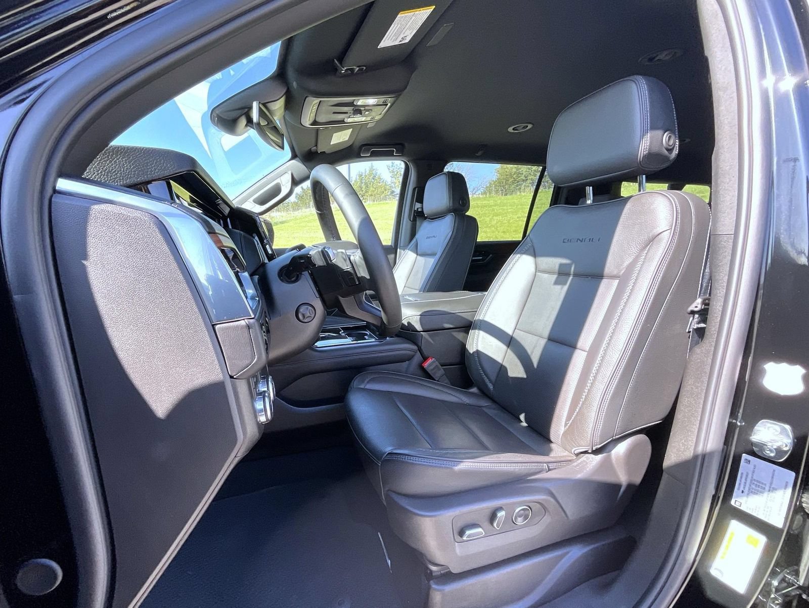 Used 2025 GMC Yukon XL Denali AWD/4WD image 10
