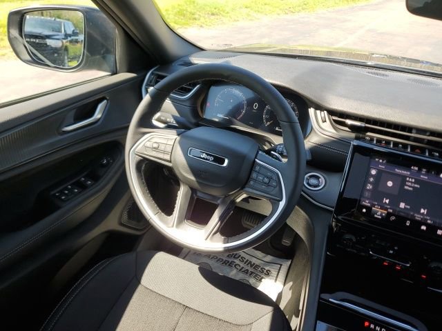 Used 2025 Jeep Grand Cherokee L Laredo w/ Luxury Tech Group I AWD/4WD image 18