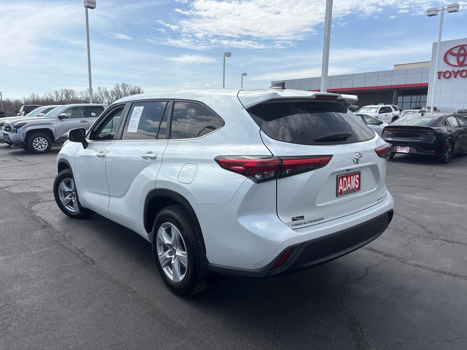 Used 2023 Toyota Highlander LE image 6