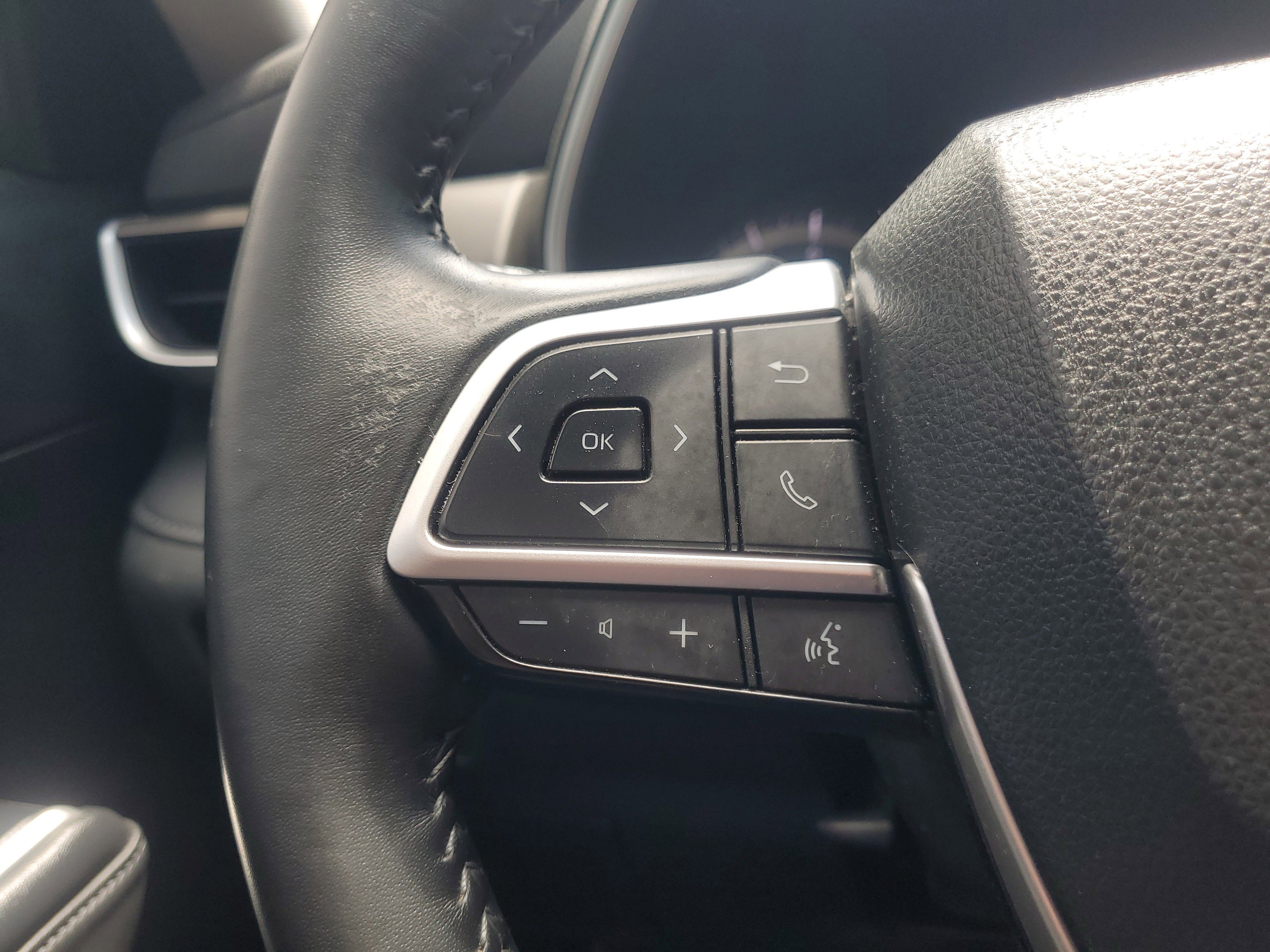 Used 2022 Toyota Highlander XLE AWD/4WD image 23