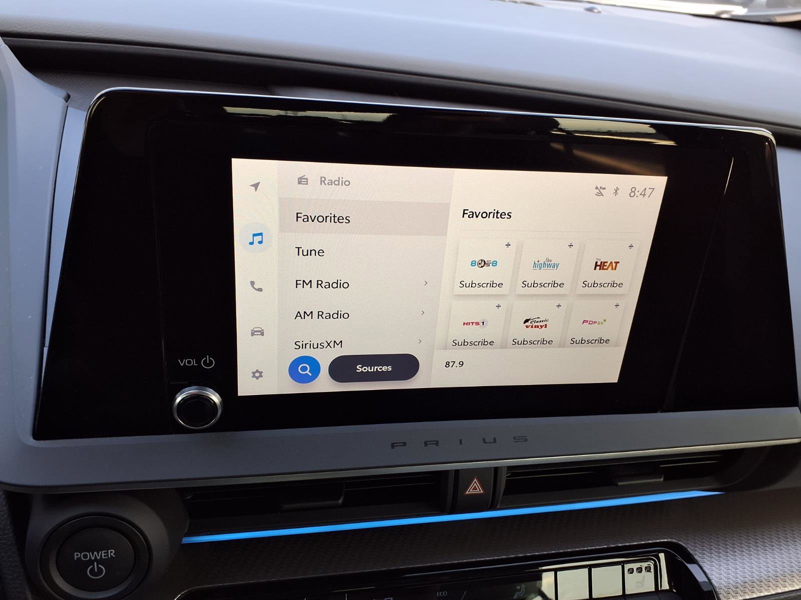Used 2025 Toyota Prius XLE FWD image 4