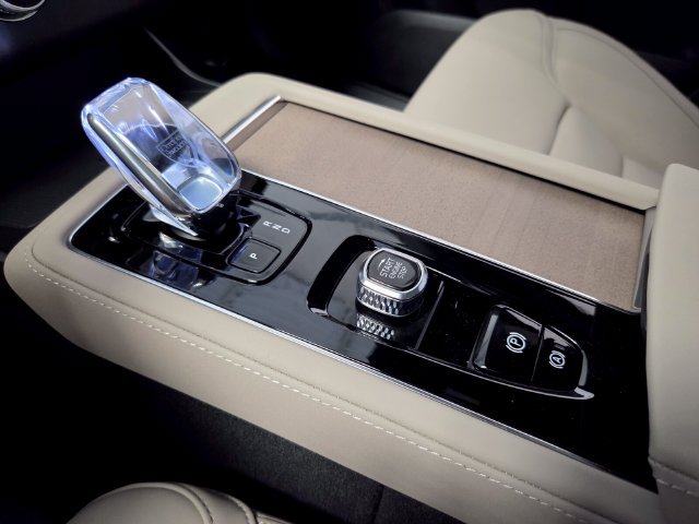 New 2026 Volvo XC90 T8 Plus w/ Protection Package Premier AWD/4WD image 19
