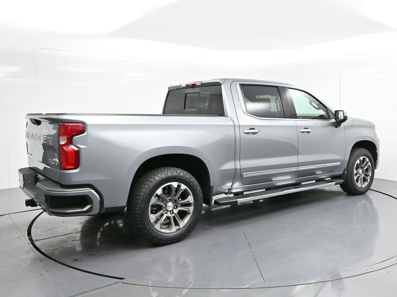 Used 2025 Chevrolet Silverado 1500 High Country w/ Technology Package AWD/4WD image 7