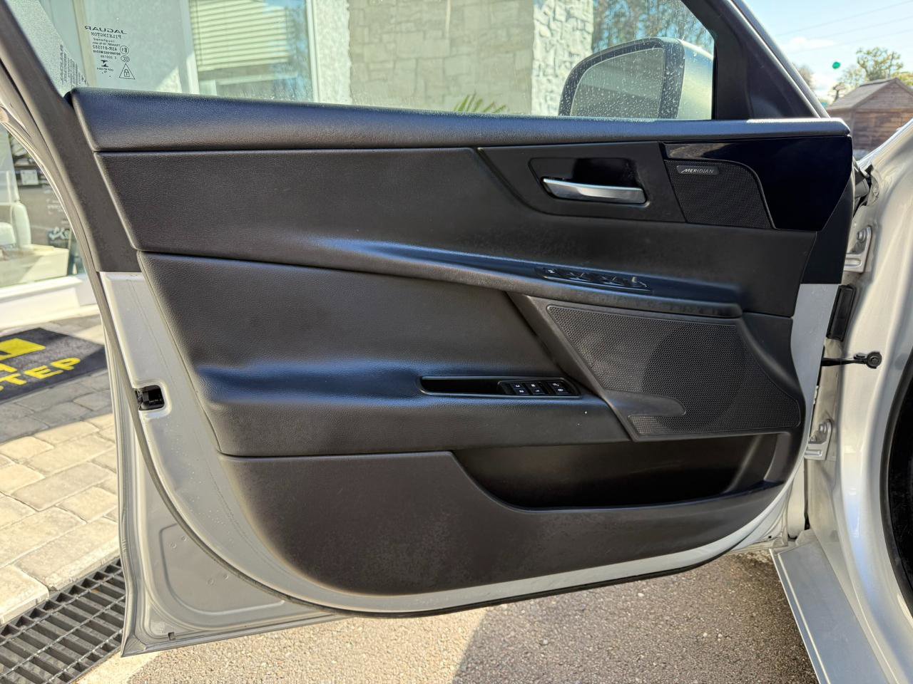 Used 2017 Jaguar XE Premium image 22