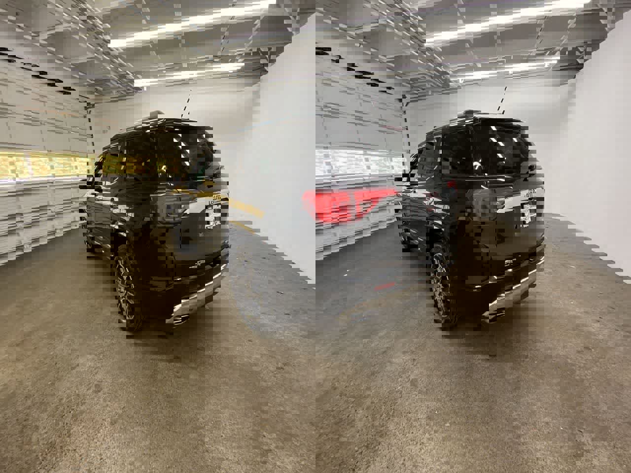 Used 2018 GMC Acadia Denali w/ Technology Package image 4