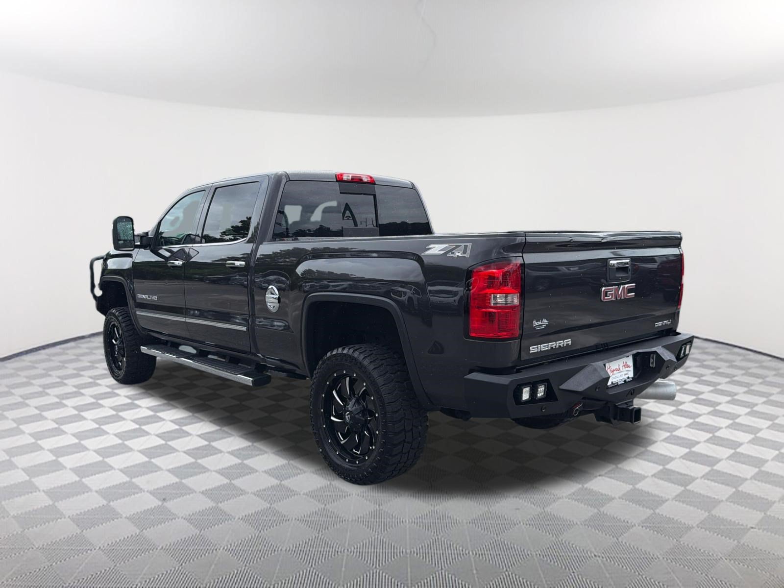 Used 2015 GMC Sierra 2500 Denali w/ Duramax Plus Package AWD/4WD image 3