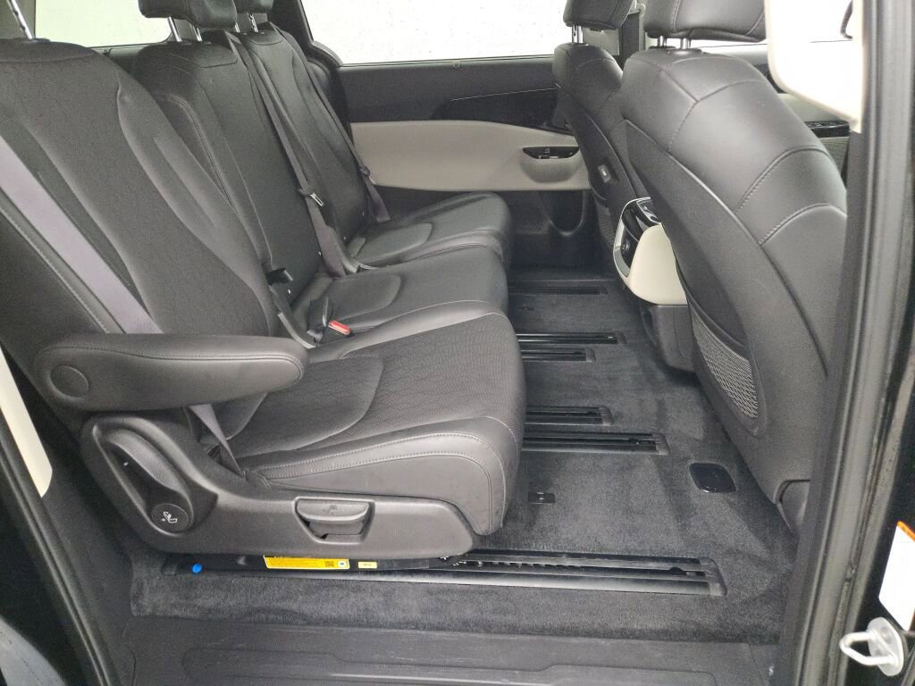 Used 2024 Kia Carnival EX image 10