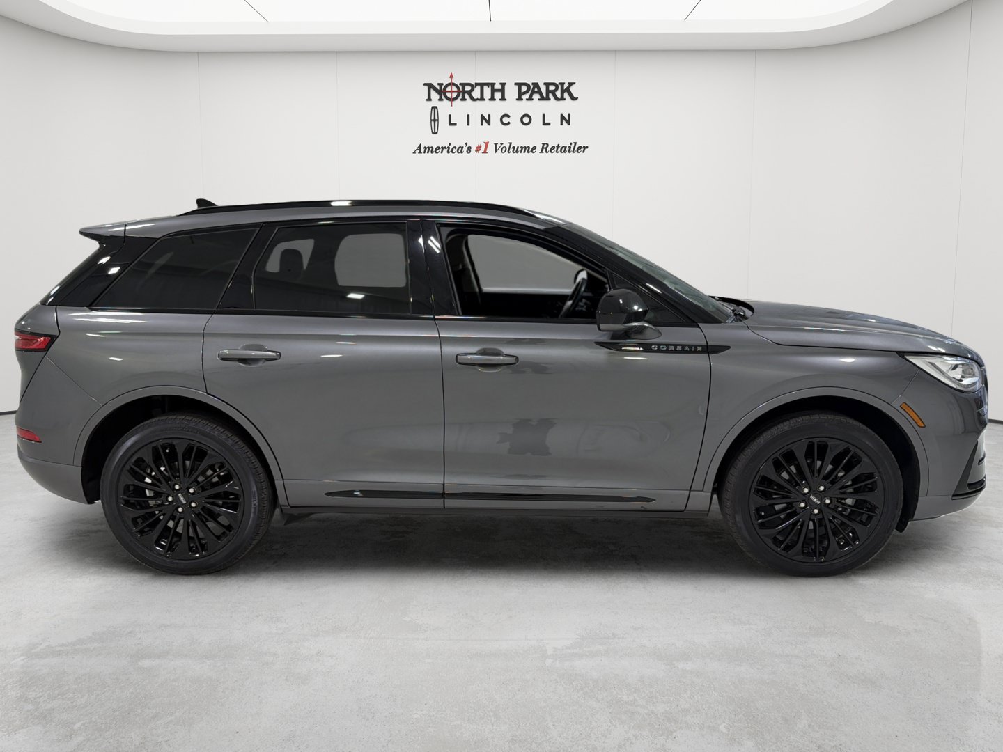 Used 2023 Lincoln Corsair Reserve w/ Jet Appearance Package FWD image 6