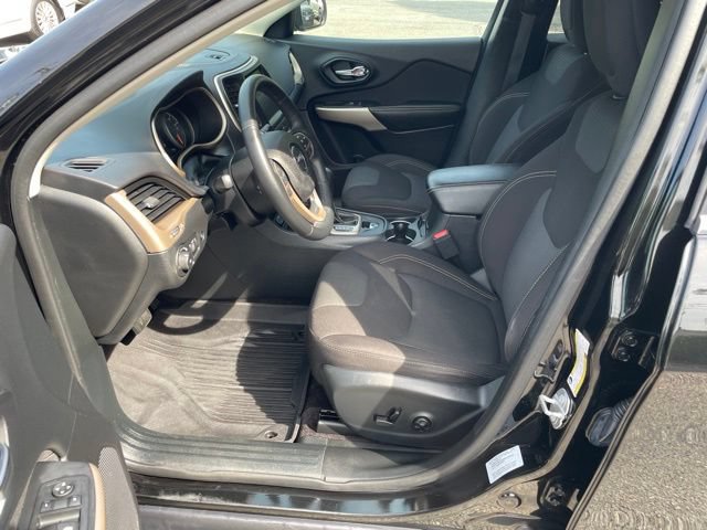 Used 2017 Jeep Cherokee Latitude w/ Comfort/Convenience Group AWD/4WD image 9