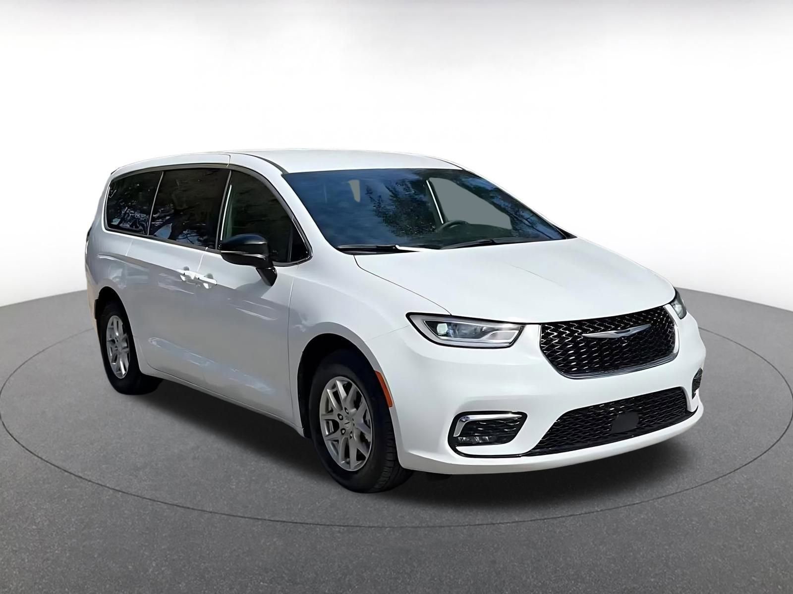 Used 2025 Chrysler Pacifica Select image 3