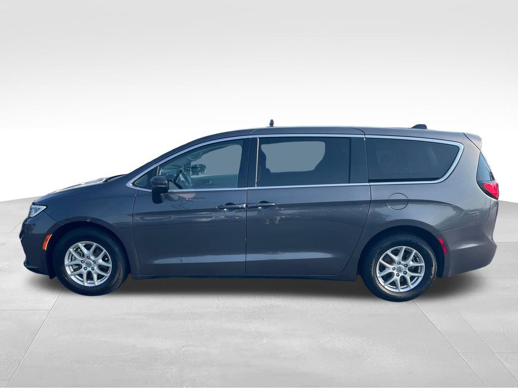Used 2023 Chrysler Pacifica Touring-L FWD image 2