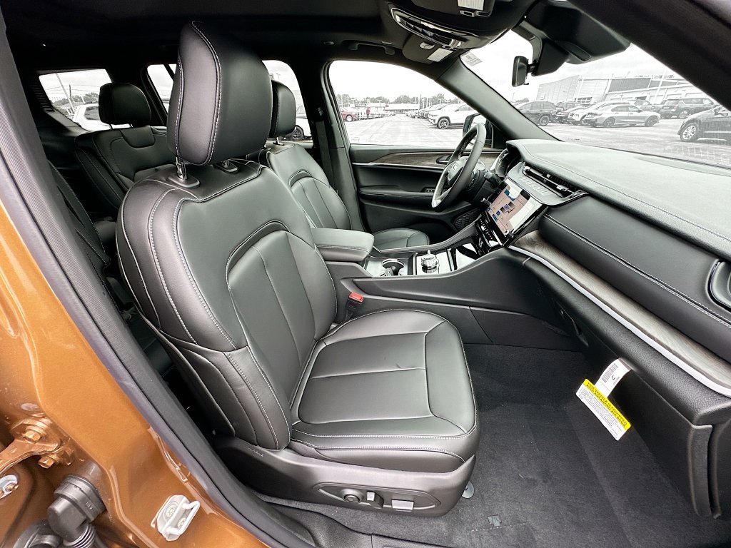New 2026 Jeep Grand Cherokee L Limited w/ Limited Altitude Package AWD/4WD image 38