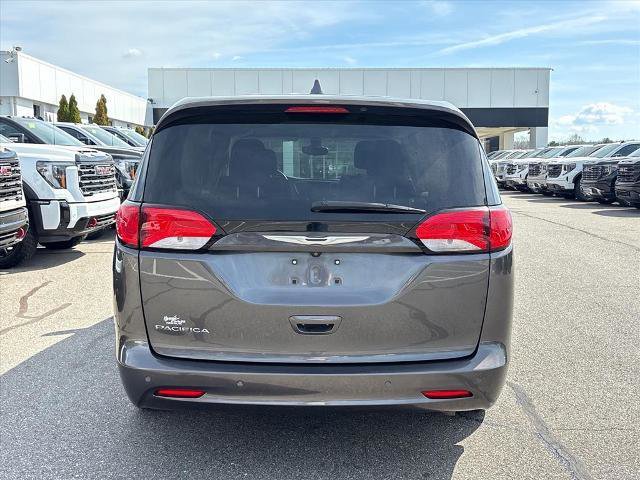 Used 2017 Chrysler Pacifica Touring image 5