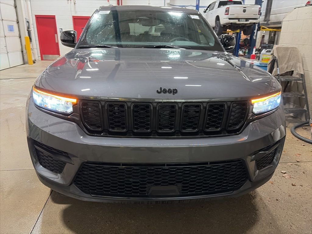 Certified 2024 Jeep Grand Cherokee Altitude image 2