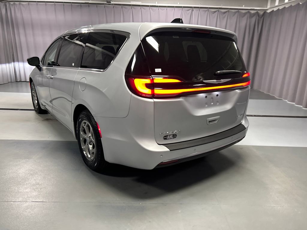 Used 2024 Chrysler Pacifica Limited FWD image 5
