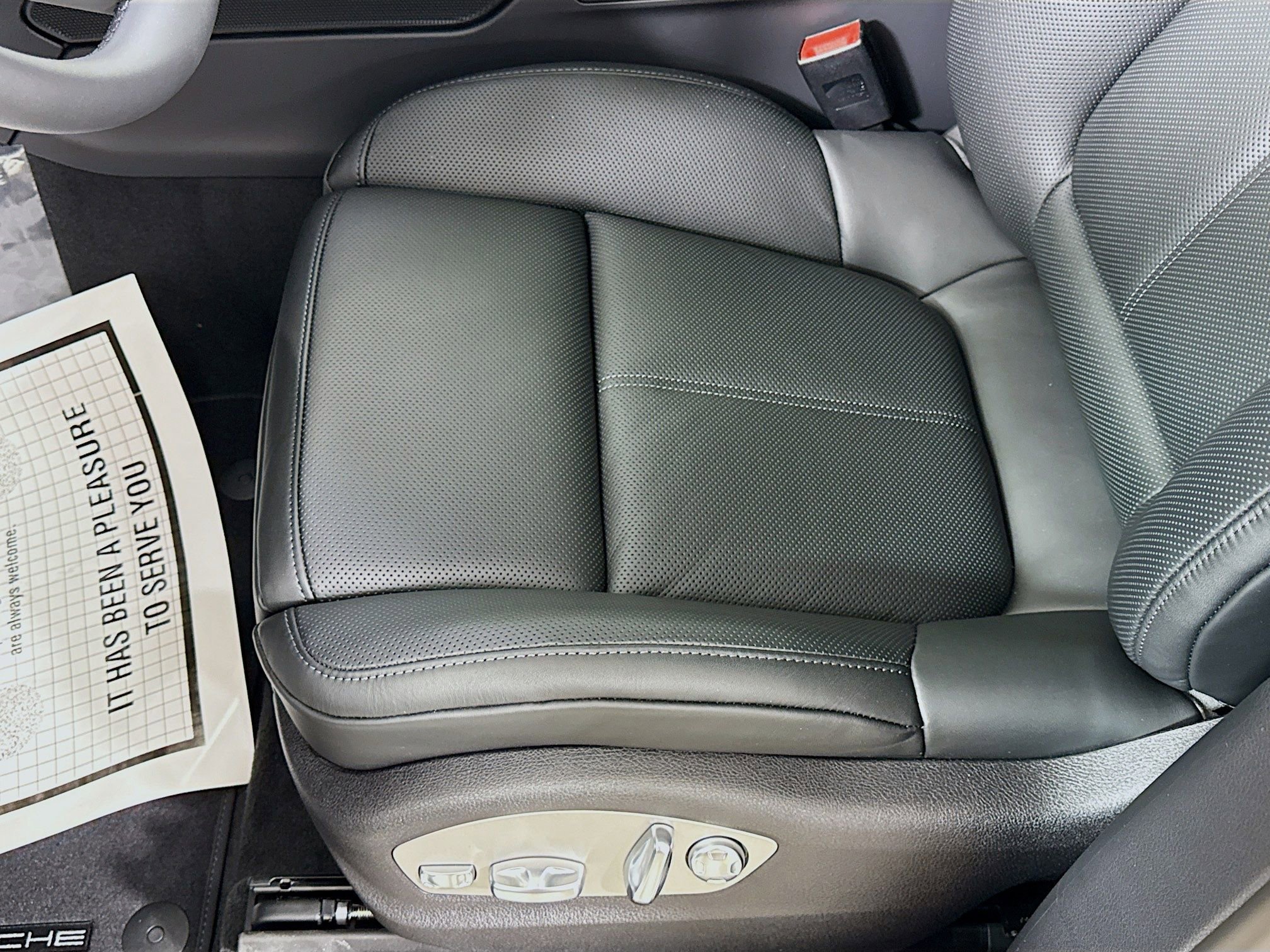 Certified 2026 Porsche Macan image 13