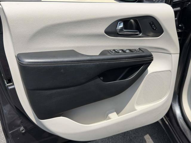 Used 2022 Chrysler Pacifica Touring-L FWD image 17