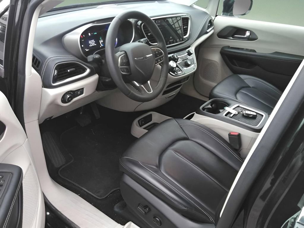 Used 2024 Chrysler Pacifica Select image 22