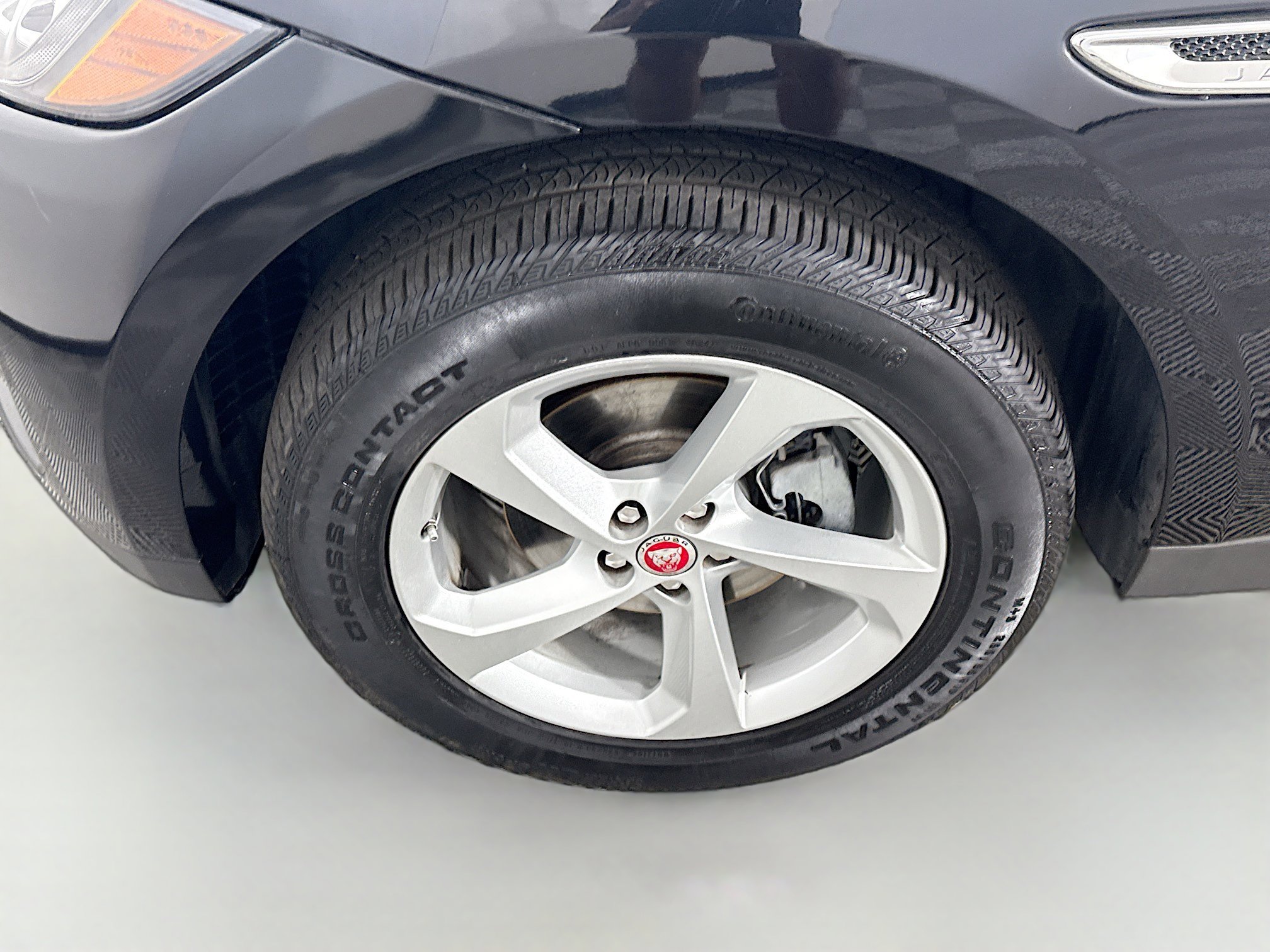 Used 2020 Jaguar F-PACE Premium image 38