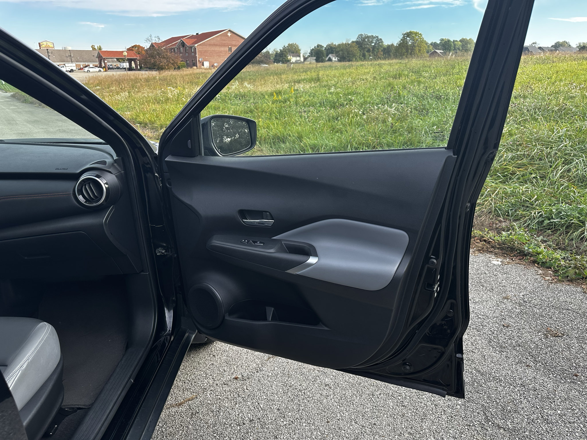 Used 2023 Nissan Kicks SR w/ SR Premium Package FWD image 31