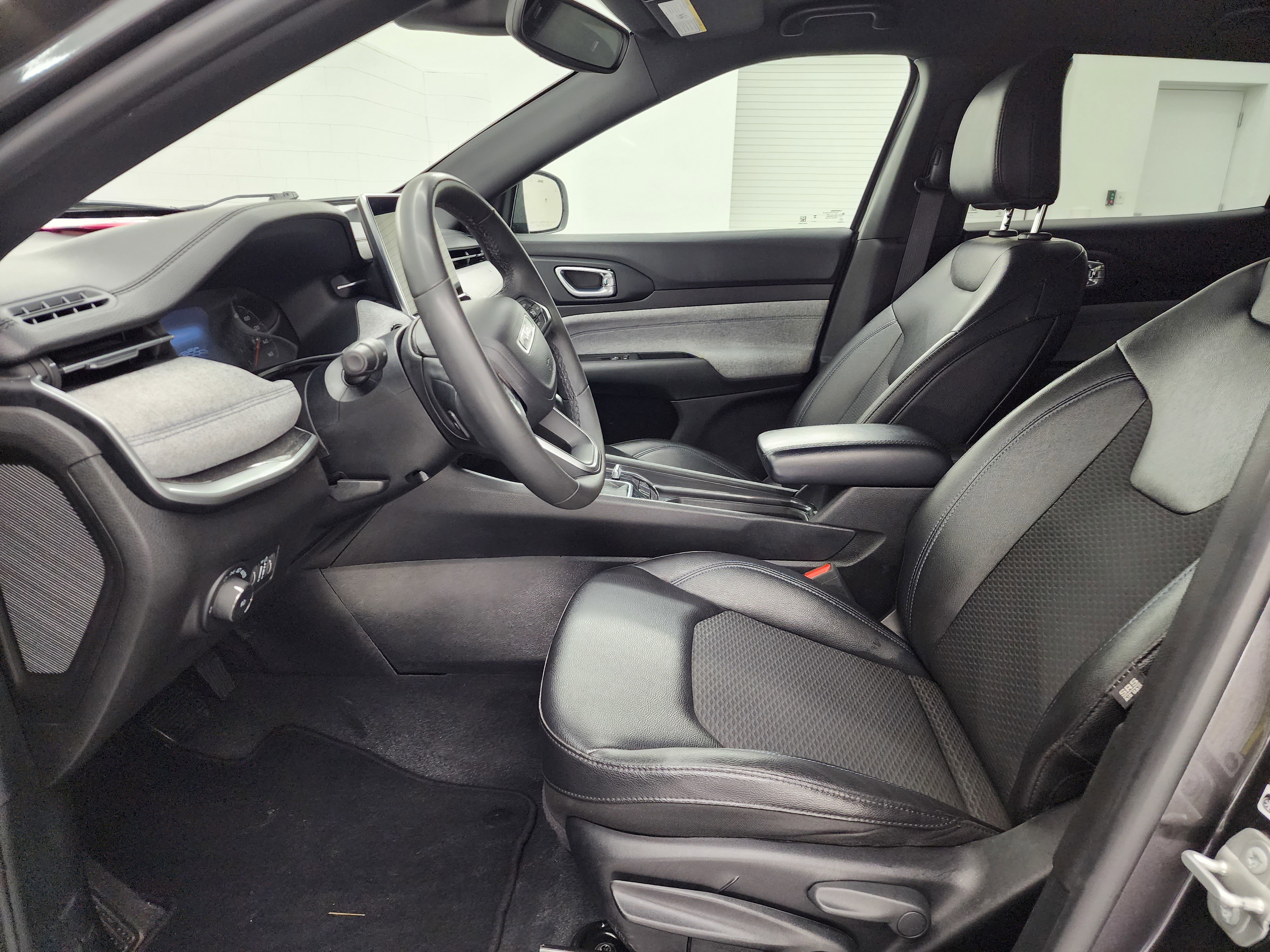 Used 2024 Jeep Compass Latitude image 8