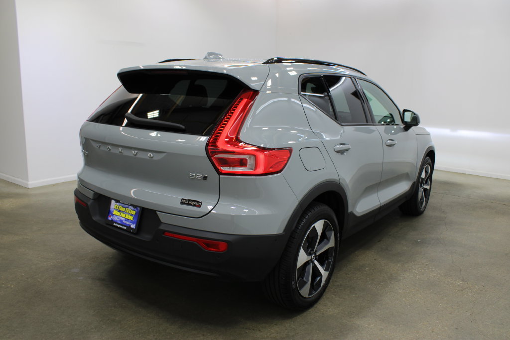 Used 2026 Volvo XC40 B5 Plus AWD/4WD image 5