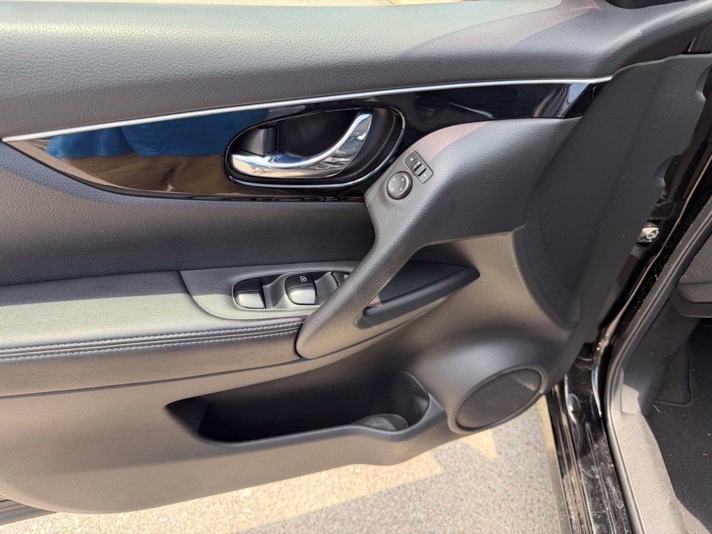 Used 2018 Nissan Rogue Sport SL w/ SL Premium Package FWD image 22